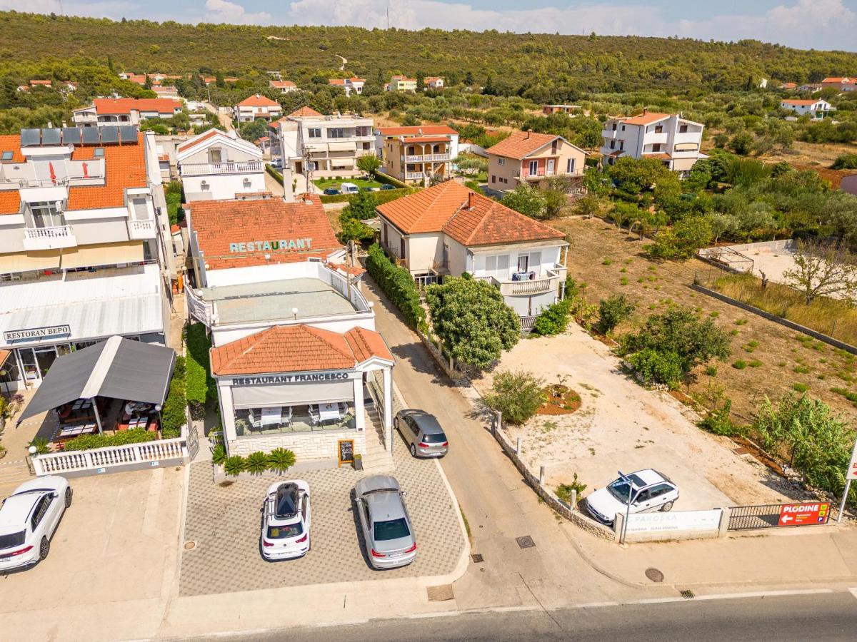 Rooms & Apartments Niko Sukošan Exterior foto